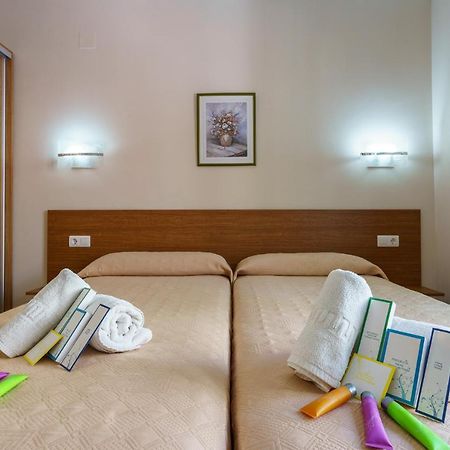Hostal Costabella Powered By Faro Homes Fuengirola Extérieur photo