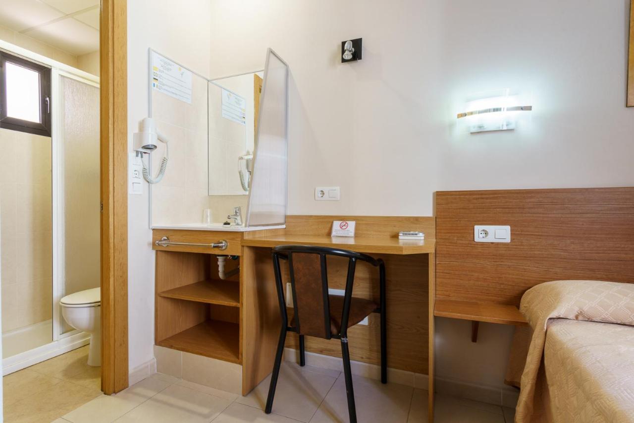 Hostal Costabella Powered By Faro Homes Fuengirola Extérieur photo