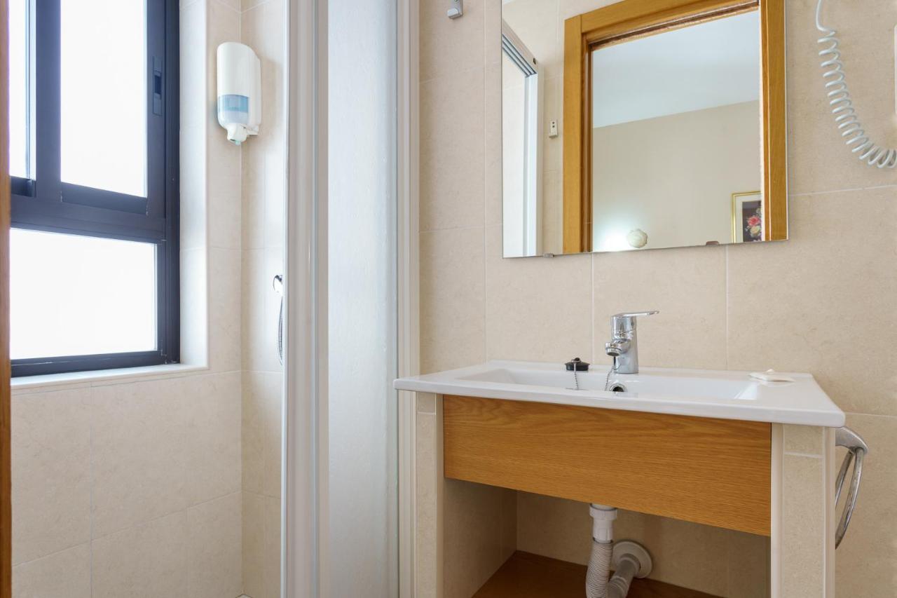 Hostal Costabella Powered By Faro Homes Fuengirola Extérieur photo