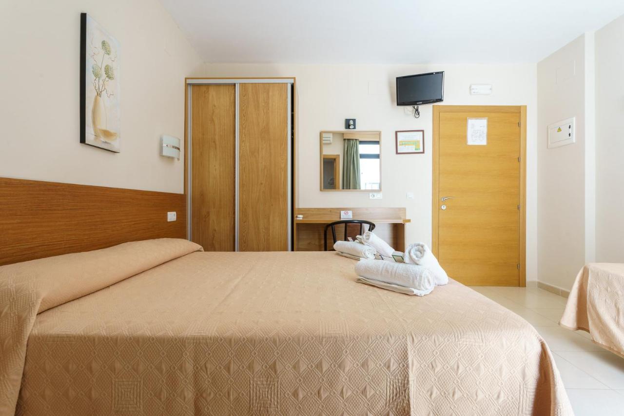 Hostal Costabella Powered By Faro Homes Fuengirola Extérieur photo