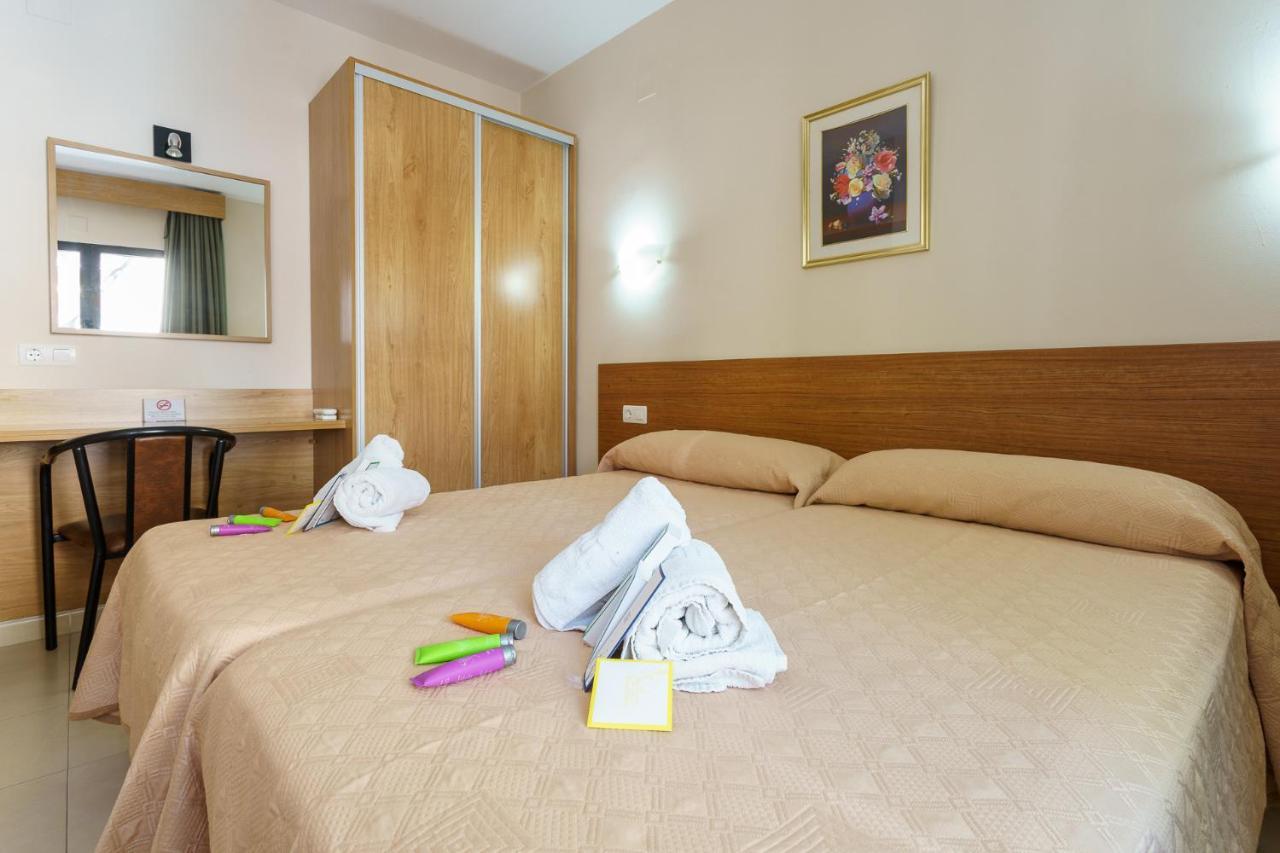 Hostal Costabella Powered By Faro Homes Fuengirola Extérieur photo