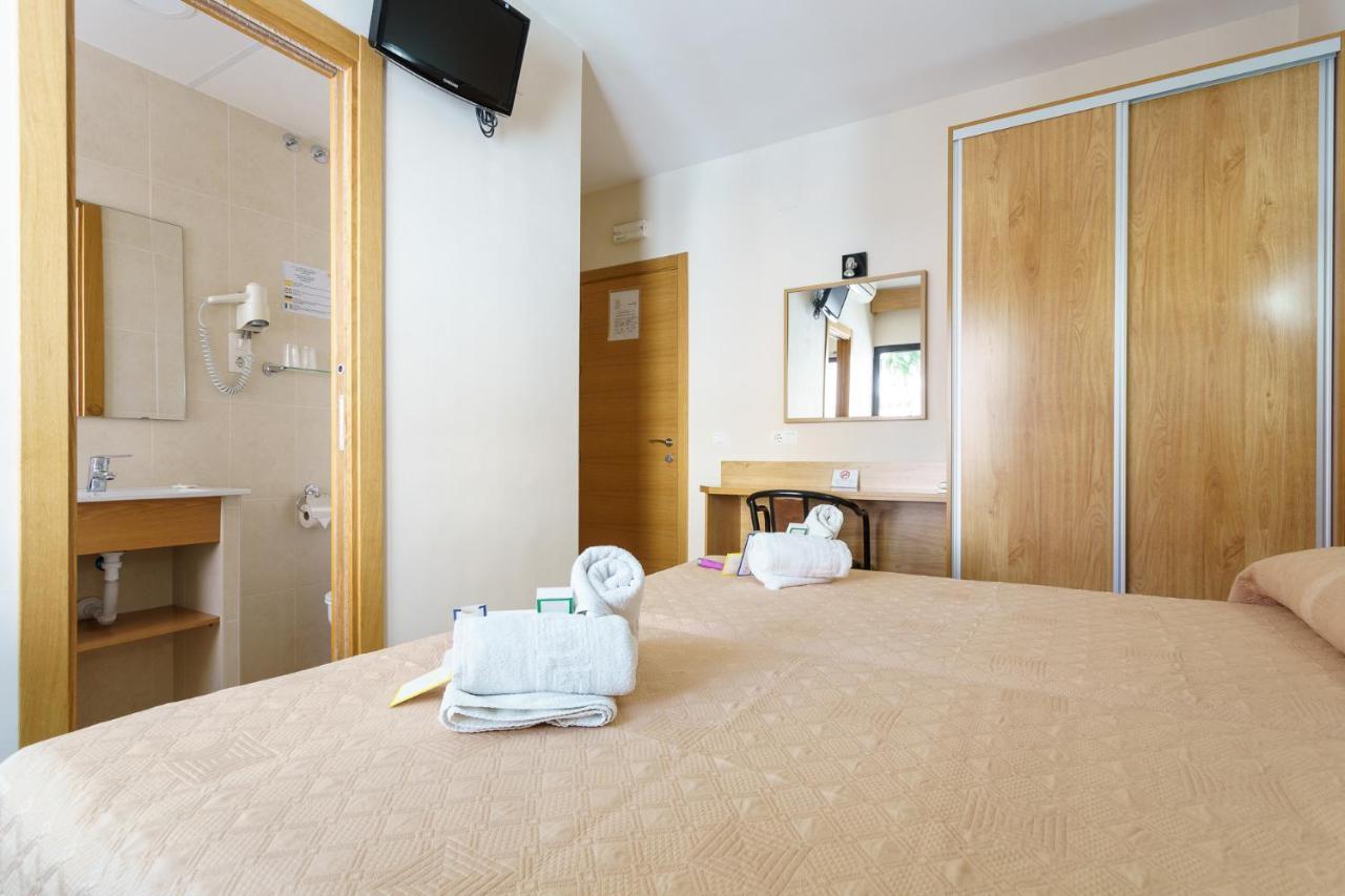 Hostal Costabella Powered By Faro Homes Fuengirola Extérieur photo