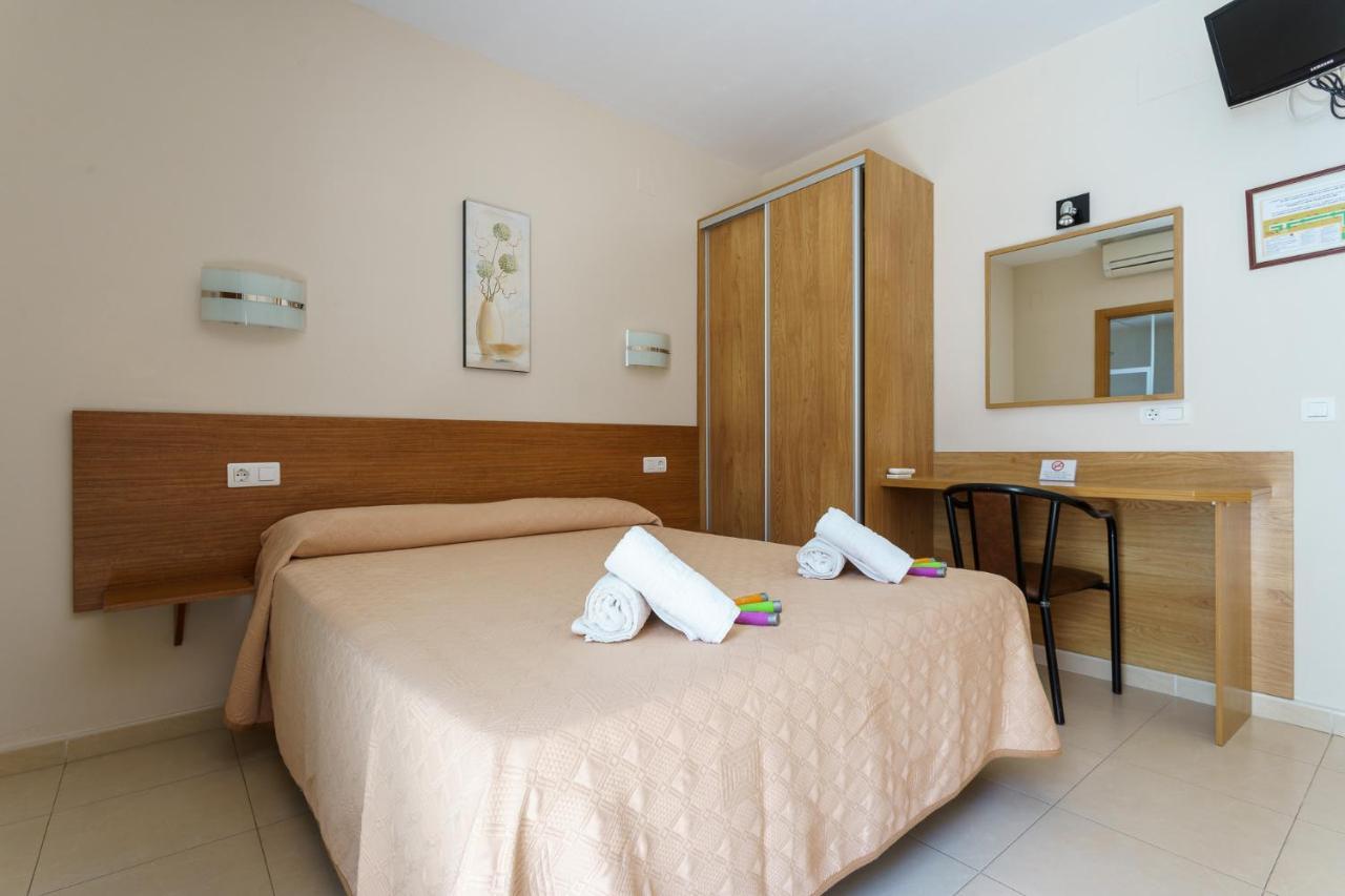 Hostal Costabella Powered By Faro Homes Fuengirola Extérieur photo