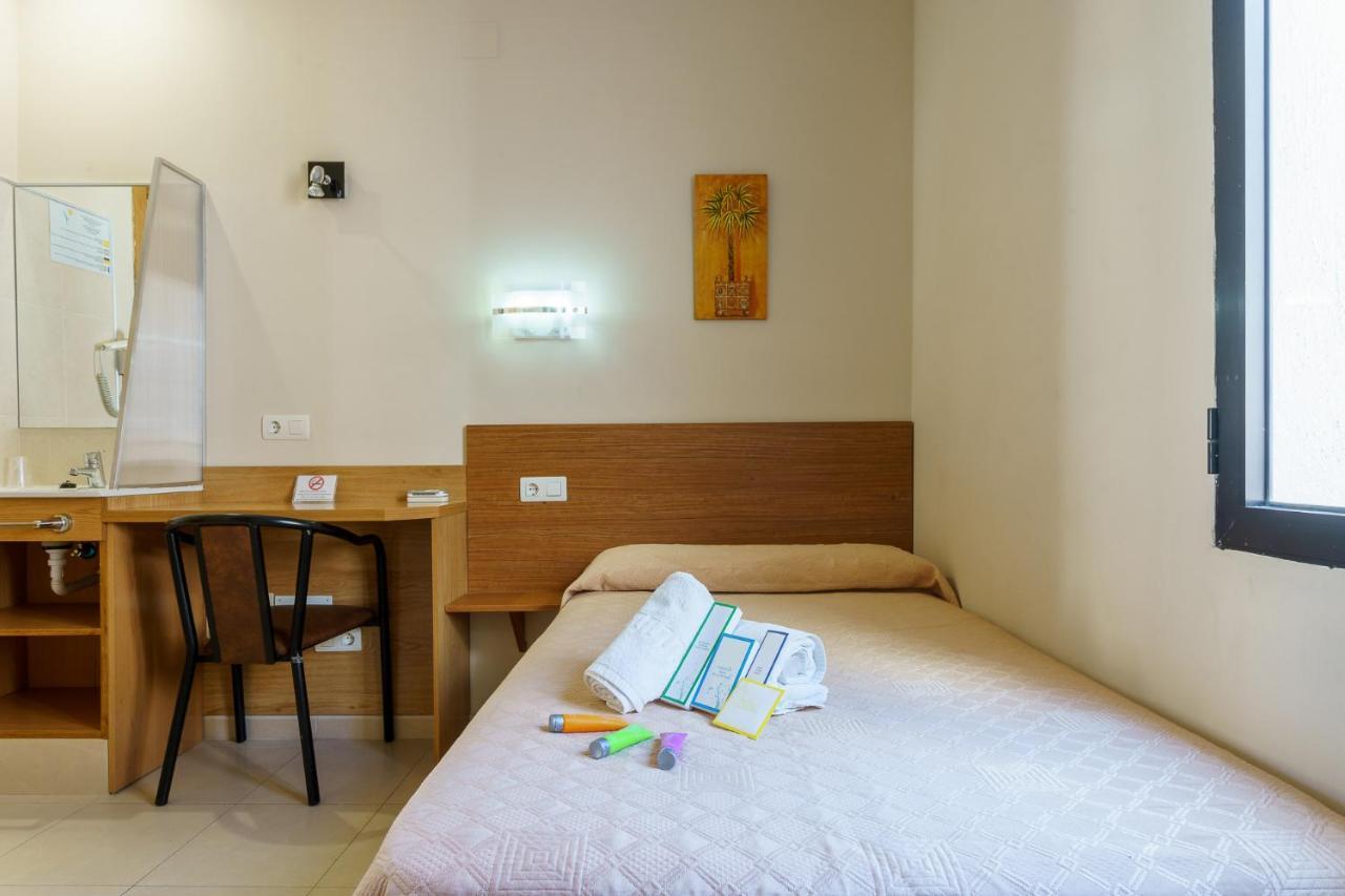 Hostal Costabella Powered By Faro Homes Fuengirola Extérieur photo